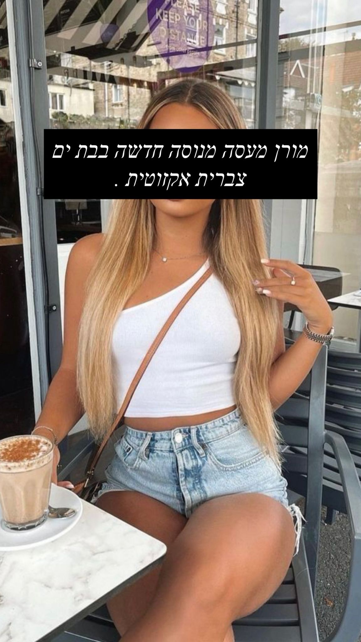 אישה סקסית מקצוענית בבת ים
