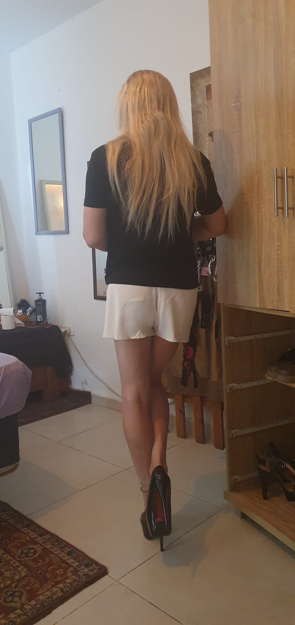 בחורה מקצוענית – תל אביב