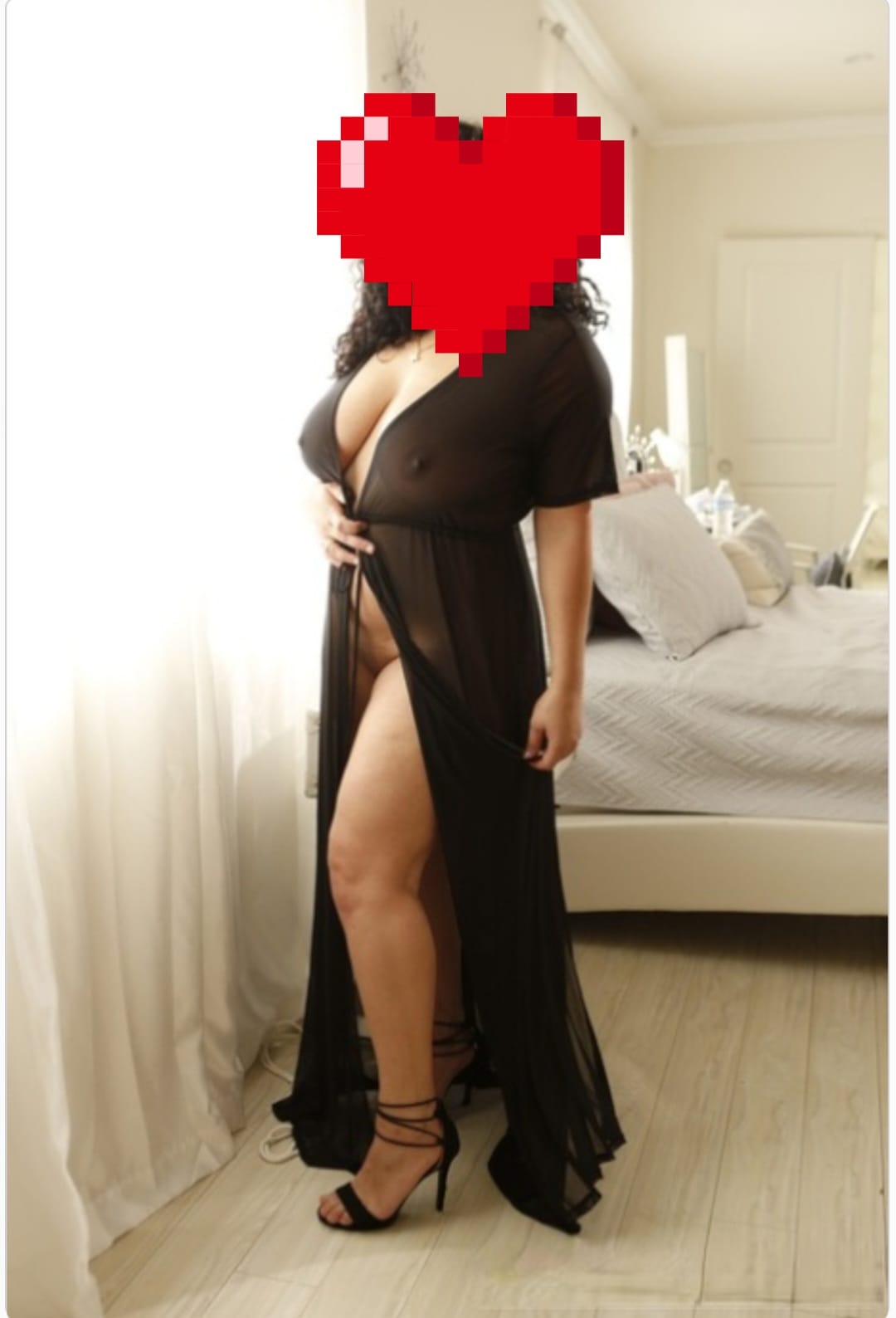 מארחת לוהטת מבנה גוף סקסי -בבת ים