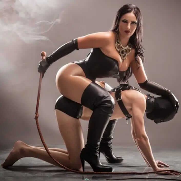 מלכת סאדו BDSM מארחת כוסית-בראשון לציון