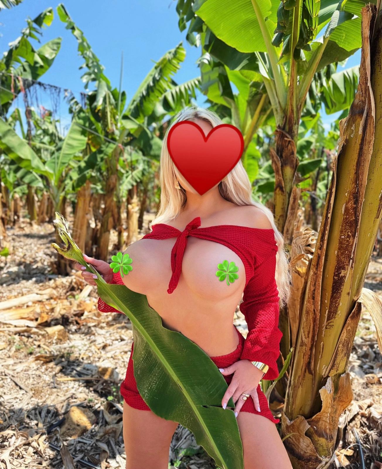 סופיה חדשה – בחיפה- בלונדינית מעסה כוסית
